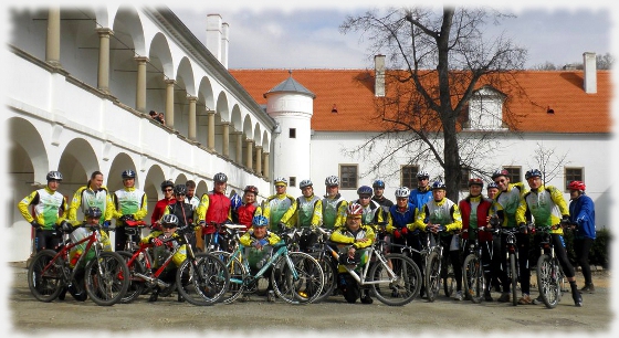 úvodní fotka členů Cykloklubu Oslavany
